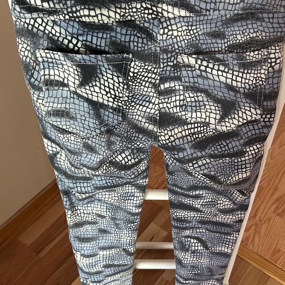 Lior Paris indigo stripe/snake skin printed pull on skinny jeans. Size 4.